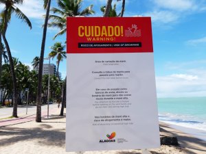 Criança de 12 anos é resgatada do mar por bombeiros em Maceió