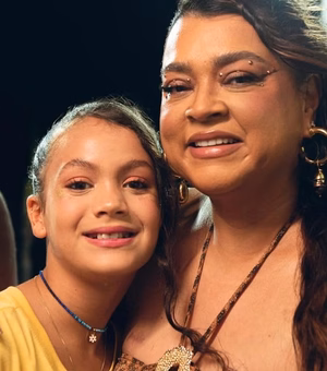 Neta de Preta Gil emociona ao cantar Sinais de Fogo em festa; assista