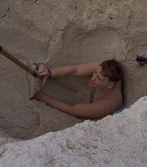 'Pensei que fosse morrer', diz turista que ficou preso por mais de 3 horas em buraco na praia