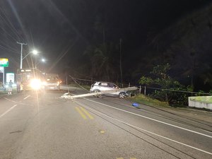 Carro colide contra poste e deixa via parcialmente interditada em Riacho Doce