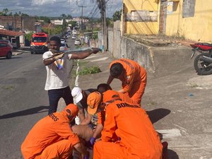 Mulher fica ferida após ser atropelada por moto na Ladeira do Calmon