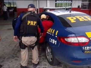 Pernambucano foragido da Justiça é preso em ônibus interestadual em Alagoas