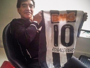 Presente de Ronaldinho, Maradona posa com camisa do Galo