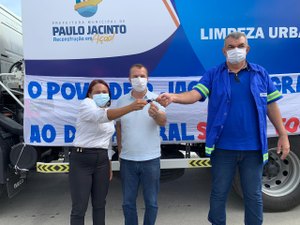 Prefeito de Paulo Jacinto entrega caminhão compactador ao município