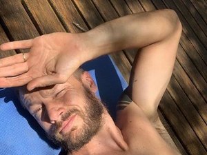 Rodrigo Hilbert posa sem camisa ao tomar sol: 'Vitaminando