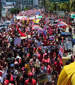 Ato em apoio a Lula reúne manifestantes na orla de Maceió