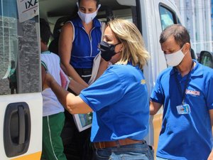 Monitores do transporte escolar municipal garantem segurança de estudantes