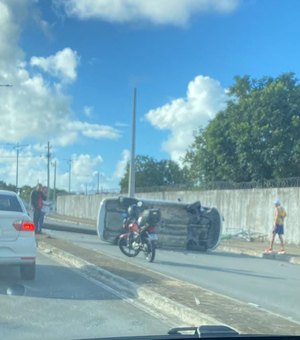 Carro perde controle, derruba poste e capota no Eixo Quartel, em Maceió