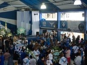 Enterro de candidato a vereador e presidente da Portela reúne sambistas