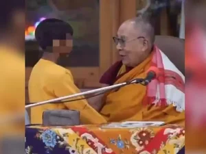 Dalai Lama pede desculpas após vídeo pedindo a criança para “chupar” sua língua provocar protestos