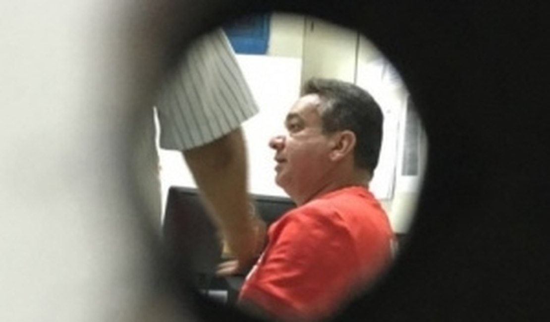 Deputado se envolve em confusão com policial