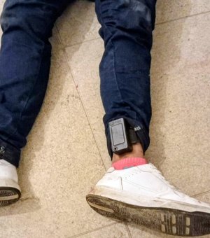 [Vídeo] Veja momento em que homem baleado na orla de Maceió corre para dentro de hotel