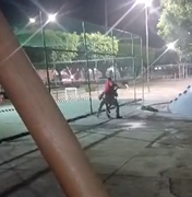 Adolescente é apreendido após agredir homem em situação de rua em praça