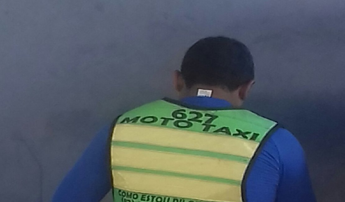 Mototaxista cadastrado e passageiro são presos com revólveres no Centro de Arapiraca