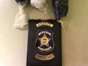 Jovem é presa ao tentar entrar em presídio com drogas nas partes íntimas 