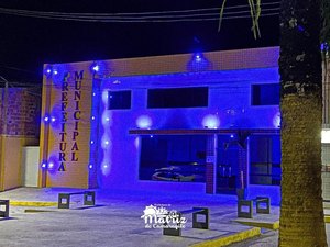 Em alusão ao novembro azul, sacada de prédio da prefeitura de Matriz de Camaragibe recebe iluminação diferenciada