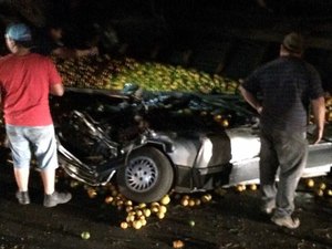 Família de cantora morre após ter carro esmagado por carga de laranja