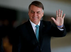 Bolsonaro critica Lula e exalta Arthur Lira em evento no Maracanãzinho