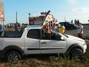 Capotamento deixa homem preso às ferragens na AL-115