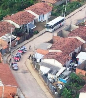 Vídeo: Polícia realiza operação de saturação no Benedito Bentes