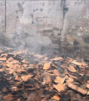 Casa pega fogo no Alto do Cruzeiro e mobiliza moradores em Arapiraca
