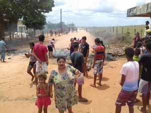 Moradores interditam acesso ao Povoado Barro Vermelho