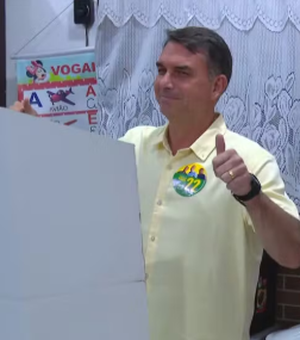 Flávio Bolsonaro é o primeiro presidenciável a votar
