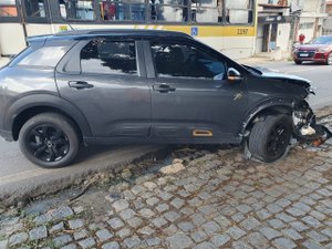 Homem tem fratura exposta após acidente entre moto e carro no Feitosa