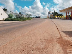 Após sobrar em curva na AL 115, picape capota e motorista sai ileso