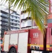 Incêndio atinge restaurante Beach Prime e 15 bombeiros controlaram as chamas, em Maceió