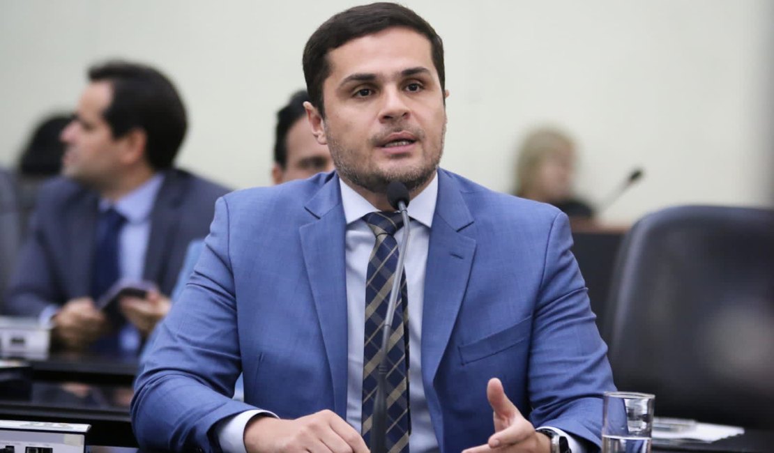 Alexandre Ayres homenageia profissionais da Sala de Situação da Covid-19 de AL