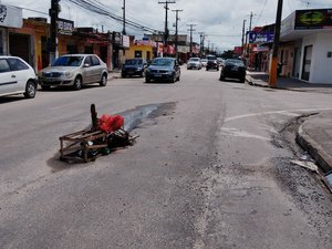Após obra, moradores sinalizam cratera na via para evitar acidentes