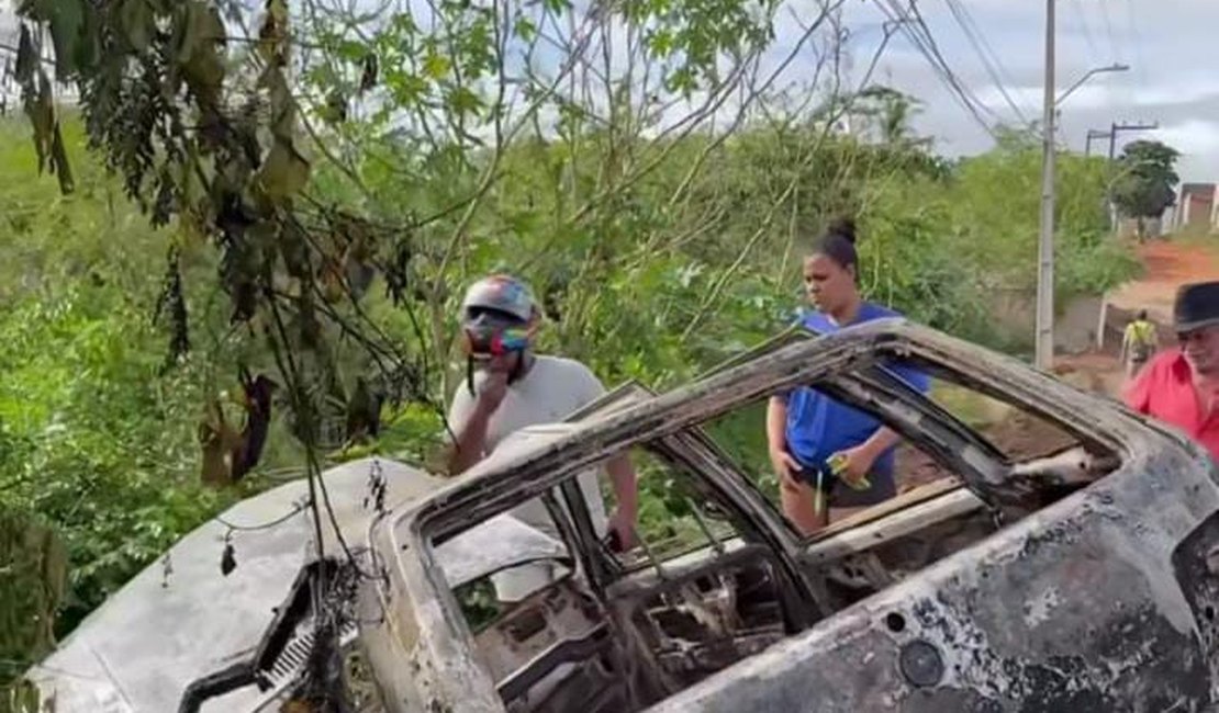 Após barulho de tiros, moradores encontram carro carbonizado em estrada vicinal de Arapiraca