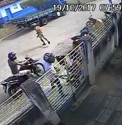 [Vídeo] Dupla rouba mulheres que esperavam abertura de agência dos Correios