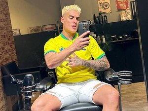 Tiago Ramos, ex-namorado da mãe de Neymar, pinta o cabelo de loiro e reclama do preço