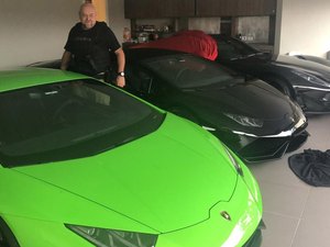 Polícia apreende Ferrari e outros carros de luxo em ação contra fraudes bancárias em SP