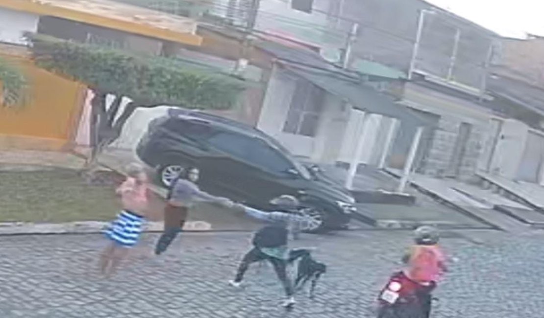 Assalto é registrado por câmeras de segurança no Tabuleiro do Martins, em Maceió