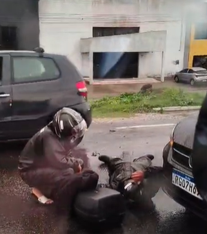 Colisão entre dois carros e uma moto deixa um ferido na Avenida Menino Marcelo