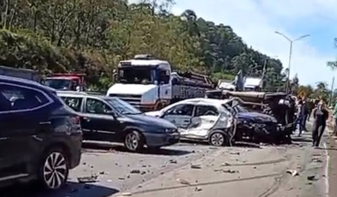 Acidente grave envolvendo mais de 20 veículos causa engavetamento na BR-040