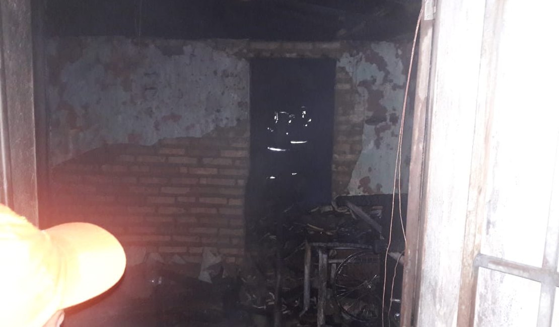 Casa pega fogo no bairro Cacimbas em Arapiraca