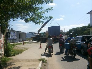 Retirada de container congestiona  trânsito