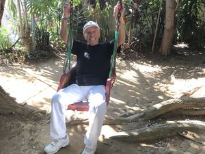 O homem-parque do Sumaré: aos 93 anos, morador mantém 'Disney' gratuita em SP