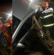 Carro capota e fica preso em ribanceira na BR-316