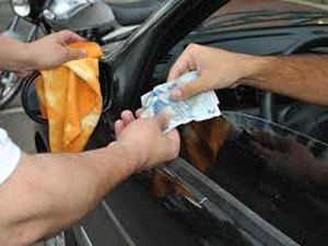 Flanelinhas cobram R$20 para estacionar carro em Jaraguá