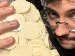 Influenciador compra saco de hóstia, reage ao sabor e polemiza