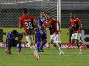 Athletico-PR goleia o CSA e quebra jejum como visitante