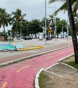 Carro colide e derruba poste metálico na orla da Praia de Ponta Verde