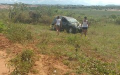 Veículo capota nas proximidades do Morro Massaranduba, em Arapiraca