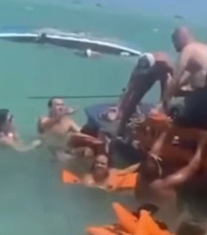 Jangada de passeio turístico vira no mar em São Miguel dos Milagres