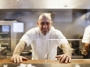 Homens armados invadem restaurante do chef Henrique Fogaça em SP